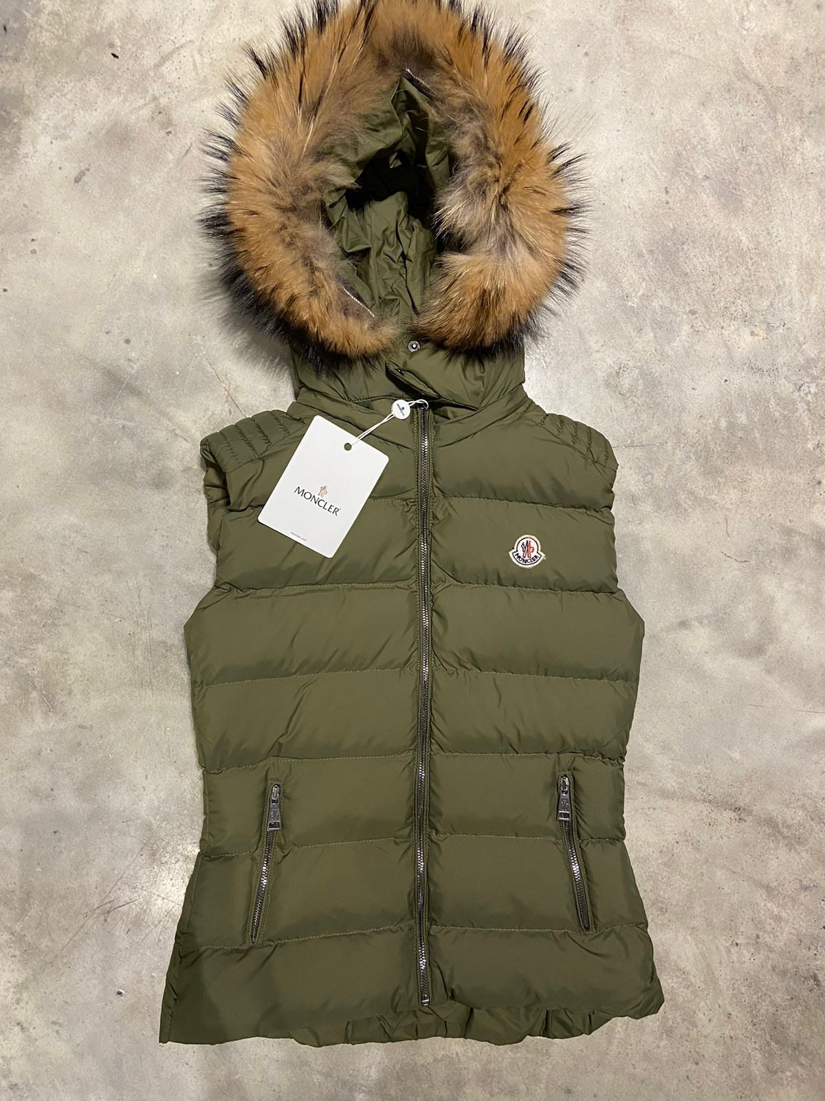 Moncler αμάνικο με γούνα