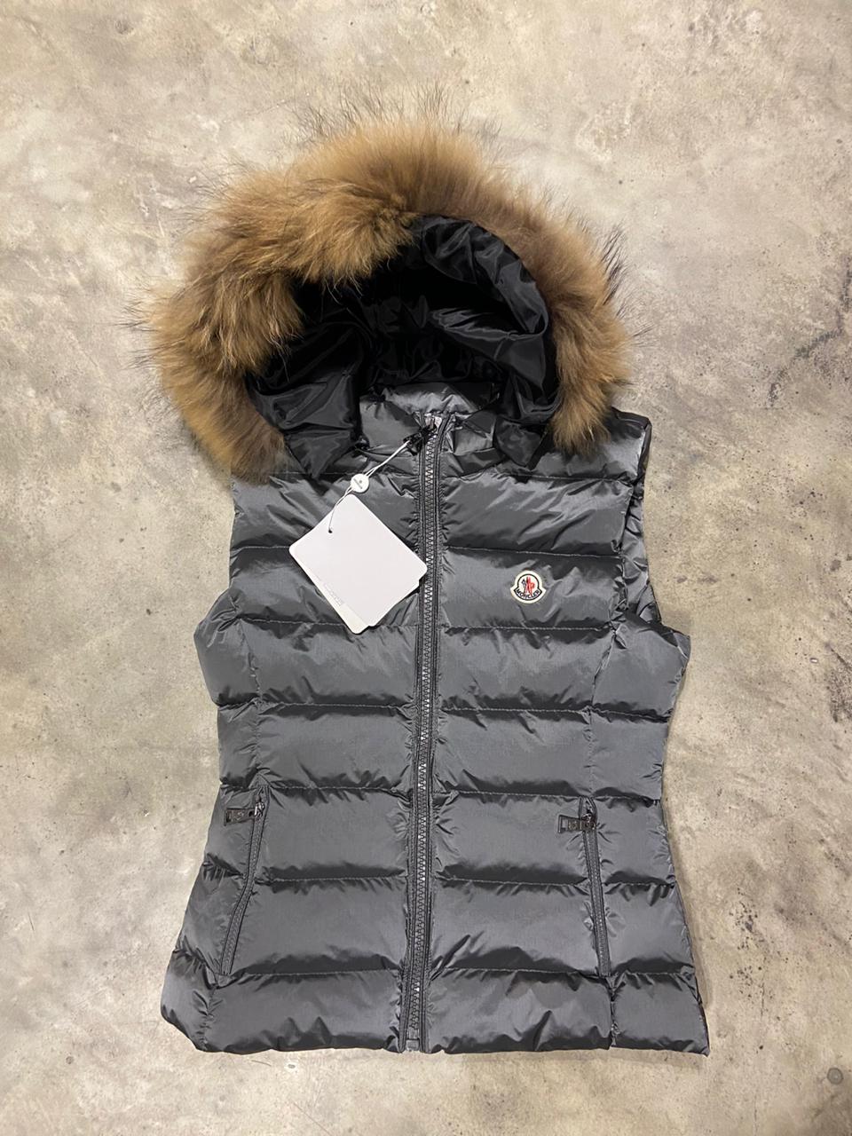 Moncler αμάνικο με γούνα