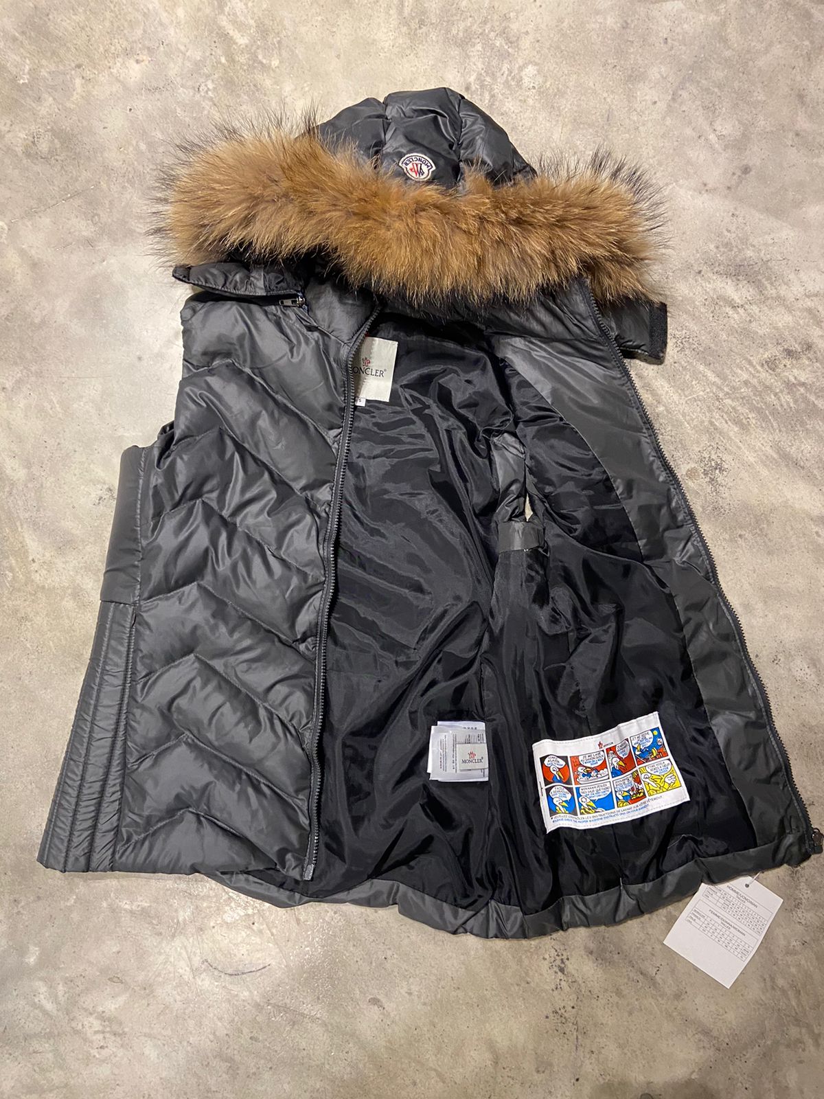 Moncler αμάνικο με γούνα