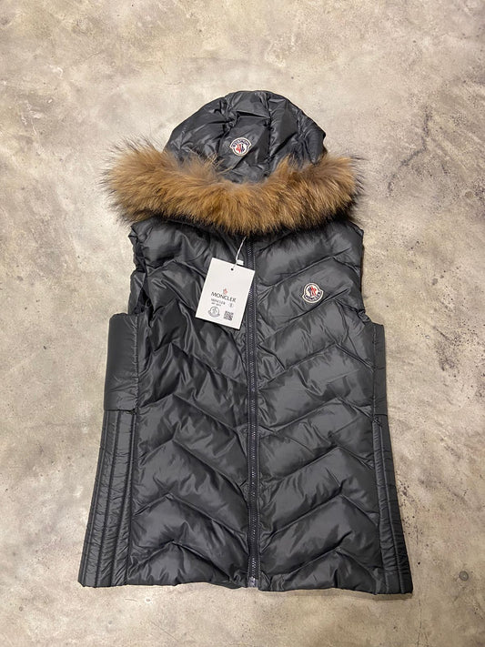 Moncler αμάνικο με γούνα